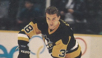 Do Pittsburghu nechtěl, pak se kousl, vychoval Jágra a vyhrál Stanley Cup