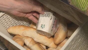 Záhada peněz nalezených mezi rohlíky: Hledá se majitel krabičky plné bankovek