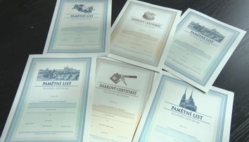 Stát si od lidí hodlá půjčit až 20 miliard, oznámila Schillerová