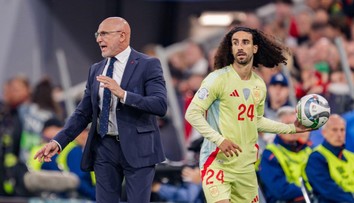 Svůj slib dodržel. Mistr světa si nechal vytetovat trenéra i s trofejí