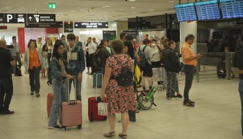 Problémy na letištích mění zvyky lidí. Létají raději jen s příručním zavazadlem