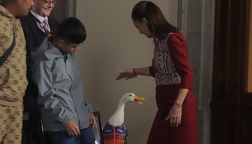 Komický moment na MS. Prezidentku Mexika chtěl kousnout maskot, video je virální