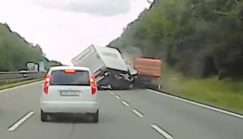 VIDEO: Dodávka v plné rychlosti narazila do odstavené tatry. Řidič byl zrovna pod vozem