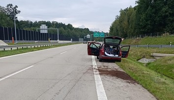 Děsivý návrat z dovolené. Opilý otec boural na dálnici, po nehodě si v autě ustlal