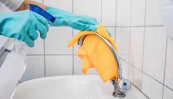Test čističů koupelen: Některé nenávratně poškozují povrchy!