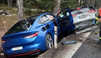 Nehoda dvou aut na Rychnovsku: Oba řidiči skončili v nemocnici