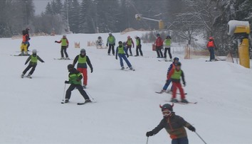 Školy už začínají řešit lyžáky. Týden může rodiče vyjít i na 15 tisíc