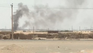 Súdánští pučisté bombardují Chartúm. Z budov stoupá hustý černý dým