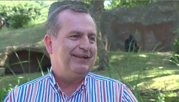 Rektor Zima rozjímal u goril. A prozradil svůj lék na kocovinu