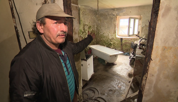 Hororový dům v Hlinsku. Lidé používají kyblík místo záchodu, město se hájí