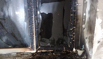 Požár s výbuchem zničil v Praze dva byty, jeden zraněný a velká škoda