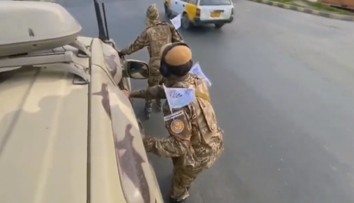 Tálibán na bruslích. Vtip? Bohužel ne. Takto bezpečnost vojáci kontrolují v ulicích