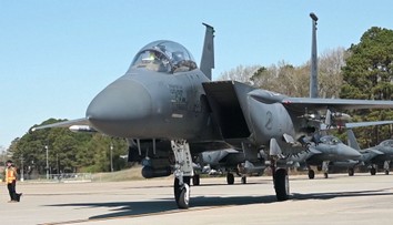 Pilot americké stíhačky je stále nezvěstný. Hledají ho Spojené státy i Írán
