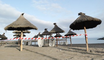 Na oblíbené pláži zakázali koupání. U pobřeží se rozmnožila nebezpečná zvířata