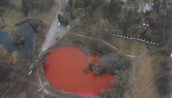 Olympionička se připojila ke "krvavým" protestům. Zaplavala si v rudém jezeru
