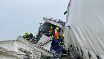 Tragédie na D8! Při nehodě pěti kamionů zemřel jeden člověk
