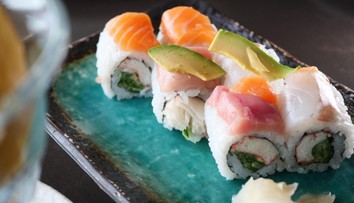 Masivní otrava v sushi restauraci. Onemocnělo sto lidí
