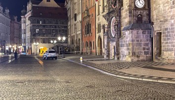 Odložený pivní sud u orloje způsobil poplach v centru Prahy