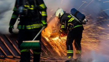 Plameny zachvátily byt v Trutnově. Policie ukázala záběry ze zásahu