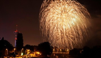 Nezáživná nuda. Lidé v Pardubicích kritizují laserovou show, chtějí ohňostroj