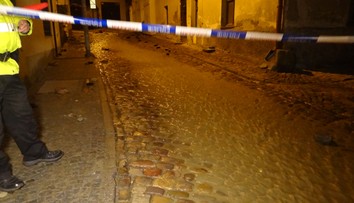 Voda z prasklého potrubí zaplavila domy, 20 lidí museli evakuovat