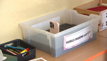 Zákaz mobilů ve škole známky nezlepší, ukázal výzkum. Stát ho prosazuje dál