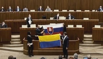 Potyčka ve slovenském parlamentu. Poslanci se rvali kvůli vlajce Ukrajiny