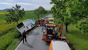 Autobus plný žáků cestou na plavání havaroval. Záchranáři odvezli 13 zraněných dětí
