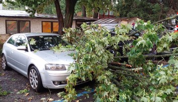 Poškozené střechy i zatopené sklepy. Českem se v noci prohnaly silné bouřky