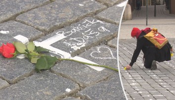 Dojemné: Lidé píšou jména ke křížům na Staromáku, nosí květiny a svíčky