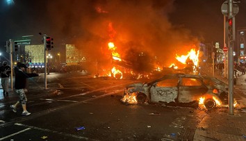 Útočník pobodal v Dublinu ženu a tři malé děti. Ve městě vypukly nepokoje