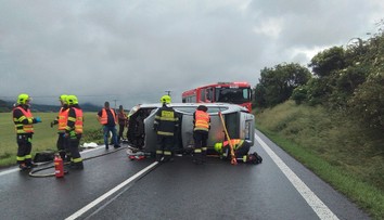 Hasiči informovali o nehodě. Omylem zveřejnili i lechtivou fotku neznámé ženy
