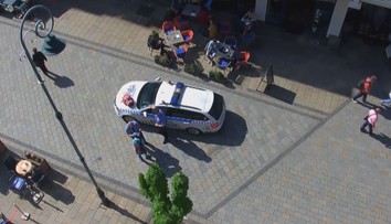 VIDEO: Jen pár okamžiků nepozornosti a žena si o lampu rozbila hlavu