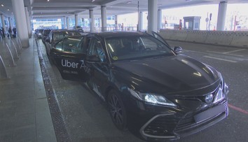 Taxíky se mají vrátit na pražské letiště. Cestující si stěžují