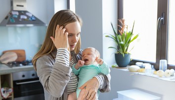 Tři ženy vedou sklad s oblečením a vybavením. Pomáhají tím lidem v nouzi