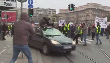 V Bělehradě vjel řidič do davu demonstrantů. Vážně zranil mladou studentku