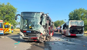 Na Kladensku se srazily dva autobusy. Více zraněných, zasahuje i vrtulník