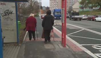 Ve Slaném postavili označník doprostřed chodníku. Dělníci prý špatně četli plán
