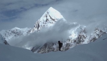 Lidé zasažení bouří na Everestu jsou už v bezpečí. Jeden z nich nepřežil