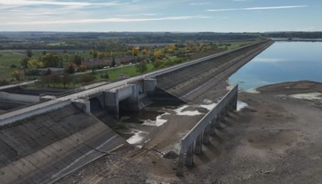 Vodohospodáři snižují hladinu nechranické přehrady. Připravují ji na zimu