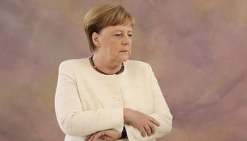 Merkelová o Putinových ambicích věděla. NATO by Ukrajinu nezachránilo, tvrdí