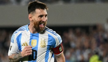 Messi v divadle způsobil davové šílenství. Na představení vzal i své rodiče
