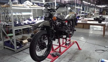Muž z Aljašky si stěžoval, že nemá součástky do motorky. Od Putina dostal novou