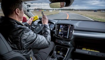 Experti měřili, co nejvíc rozptyluje řidiče. Výsledky jsou překvapivě děsivé