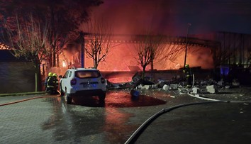 Pražský pneuservis zachvátily plameny, hasiči vyhlásili druhý stupeň poplachu