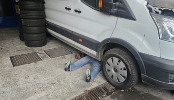 Záchranáři spěchali k vážné nehodě. Na místě zjistili, že šlo o vycpané kalhoty