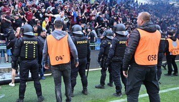 Fanoušky Sparty naštval policejní zákrok. Mohou mít nárok na odškodnění, říká expert