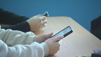 Zákaz mobilů ve školách rozdělil rodiče. Telefony jsou potřeba, bouří se někteří
