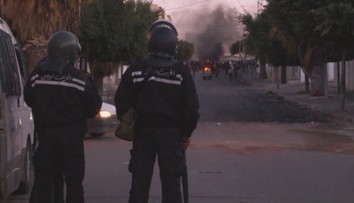 Tuniskem otřásají masivní protesty kvůli lockdownu, stovky lidí byly zatčeny