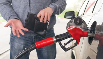 Litr benzínu už stojí téměř 100 korun. Jedno město bojuje s extrémní cenou